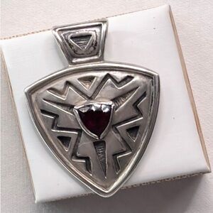 Artisan-Stile Sterling Silver Pendent with a Garnet at the center